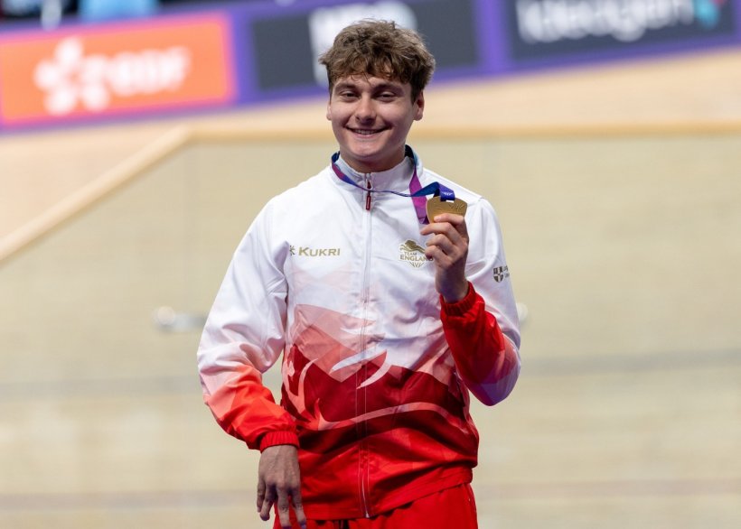 Robertson sets new Games record on way to gold