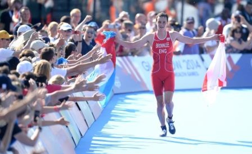 Alistair Brownlee storms to victory in Hyde Park